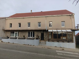 Grande bâtisse, commerce et habitation Lachamp-Raphaël