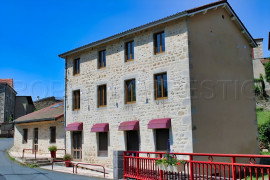 Grande Maison de 310 m² au Cœur d'un Village Proche de Thiers (63) Thiers