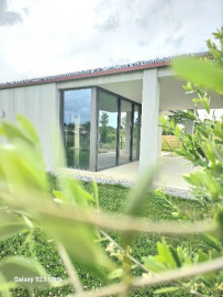 Maison contemporaine avec toiture végétalisée. Saint-Sever