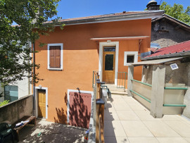 Maison de ville T4, surface au sol 92.83m² avec jardin. Calme et commodités à proximité. Le pont-de-claix