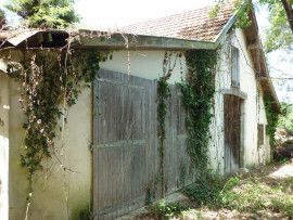 Maison-Local de stockage dans une petite commune Bérenx