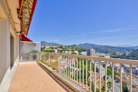 Nice Cimiez - 3 pièces lumineux en avant dernier étage Nice