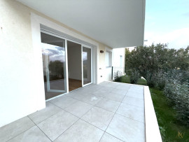 OFFRES EXCLUSIVES sur ce T3 en rez-de-jardin surélevé avec extérieur à Cogolin Cogolin