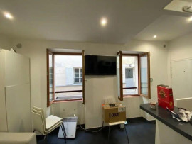 Studio refait à neuf, lumineux, belle cour Paris 15ème