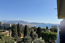 Très beau studio rénové avec magnifique vue mer Nice