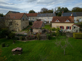 Trois maisons surplombant 3.000 m² Montapas