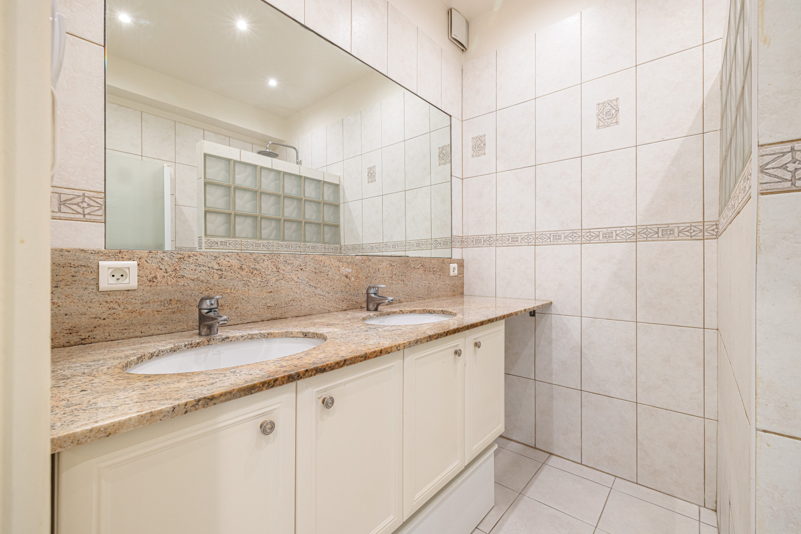 
                                                Vente
                                                 .