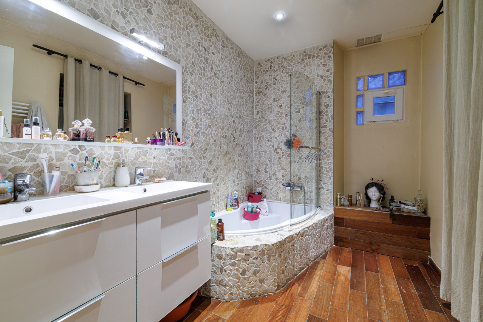 
                                                Vente
                                                 .