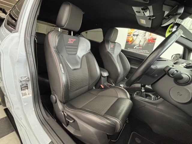 
                                                Voiture
                                                 1.6T EcoBoost ST-200 Hatchback 3dr Petrol Manual Euro 6 (200 ps)