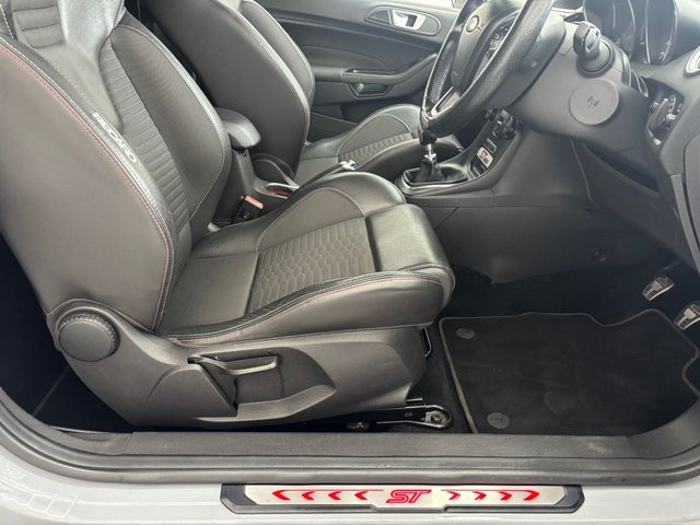 
                                                Voiture
                                                 1.6T EcoBoost ST-200 Hatchback 3dr Petrol Manual Euro 6 (200 ps)
