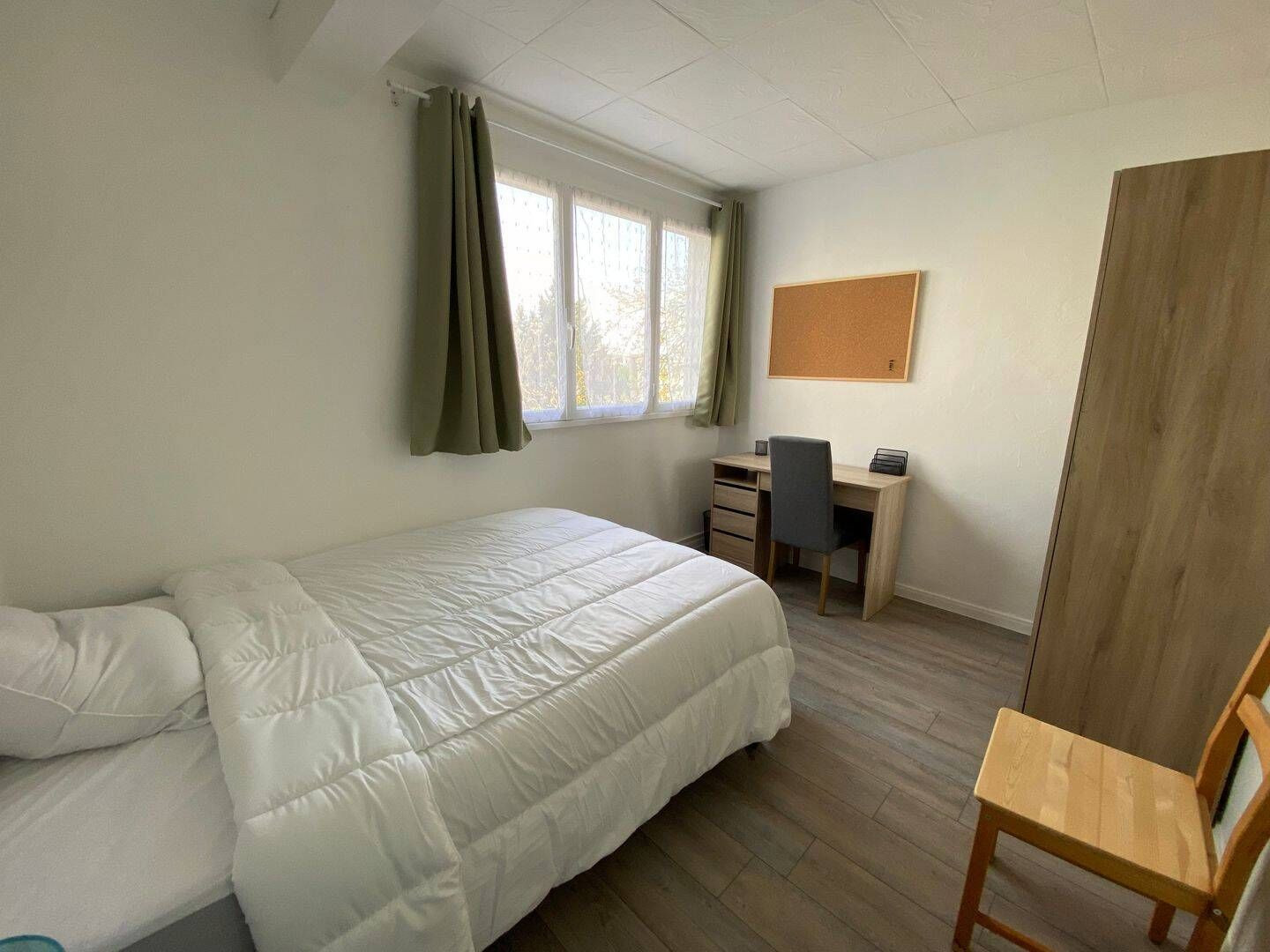 
                                                Colocation
                                                 1 chambre dans colocation quartier St Pavin