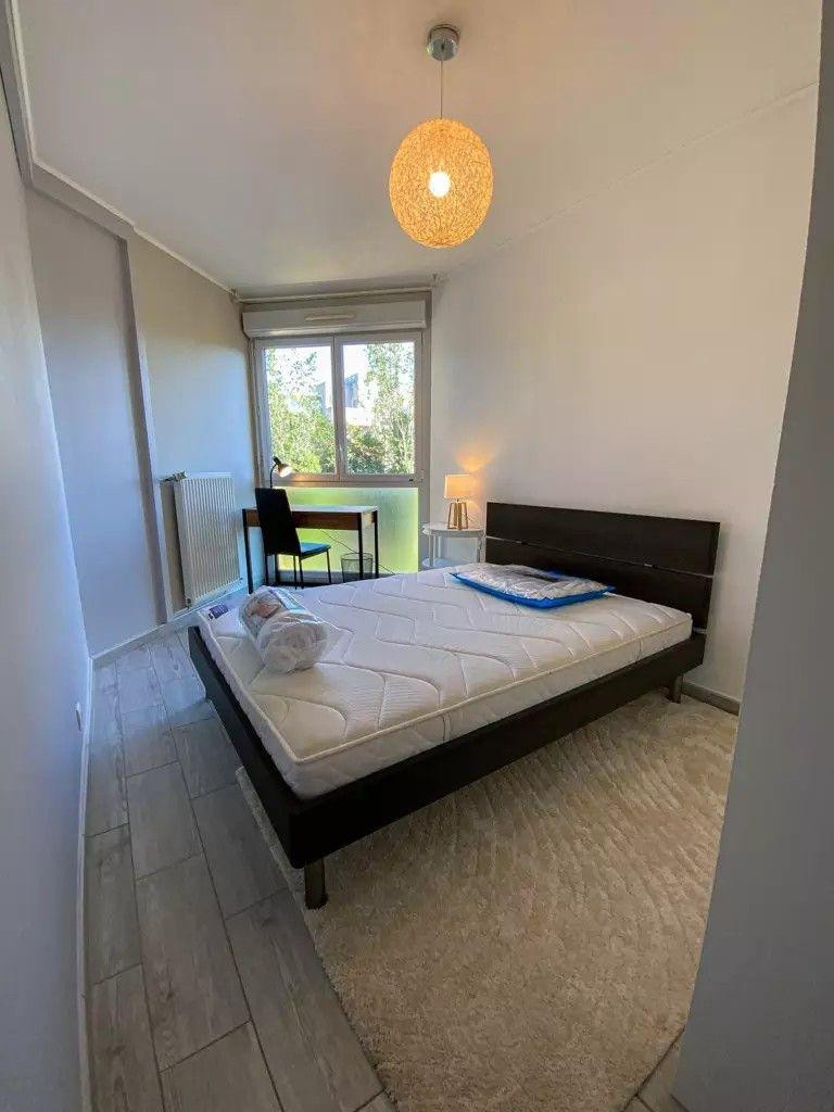 
                                                Colocation
                                                 1 chambre dispo dans coloc 68m² avec loggia 8m²