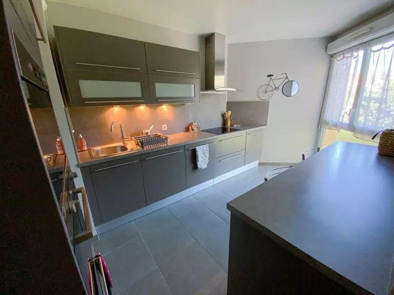 
                                                Colocation
                                                 1 chambre dispo dans coloc 68m² avec loggia 8m²
