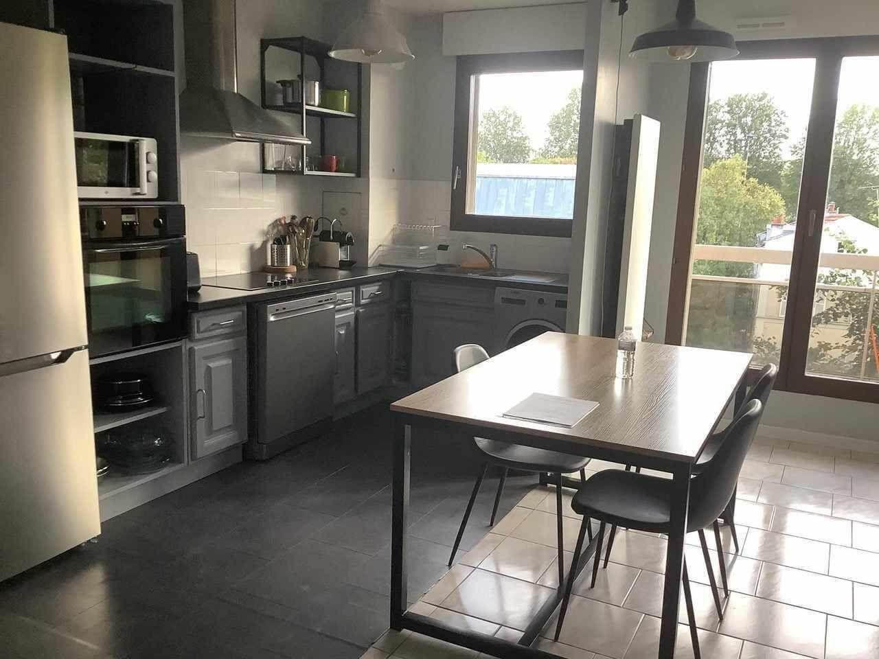 
                                                Colocation
                                                 1 Chambre dispo dans une coloc meublée de 3 pièces