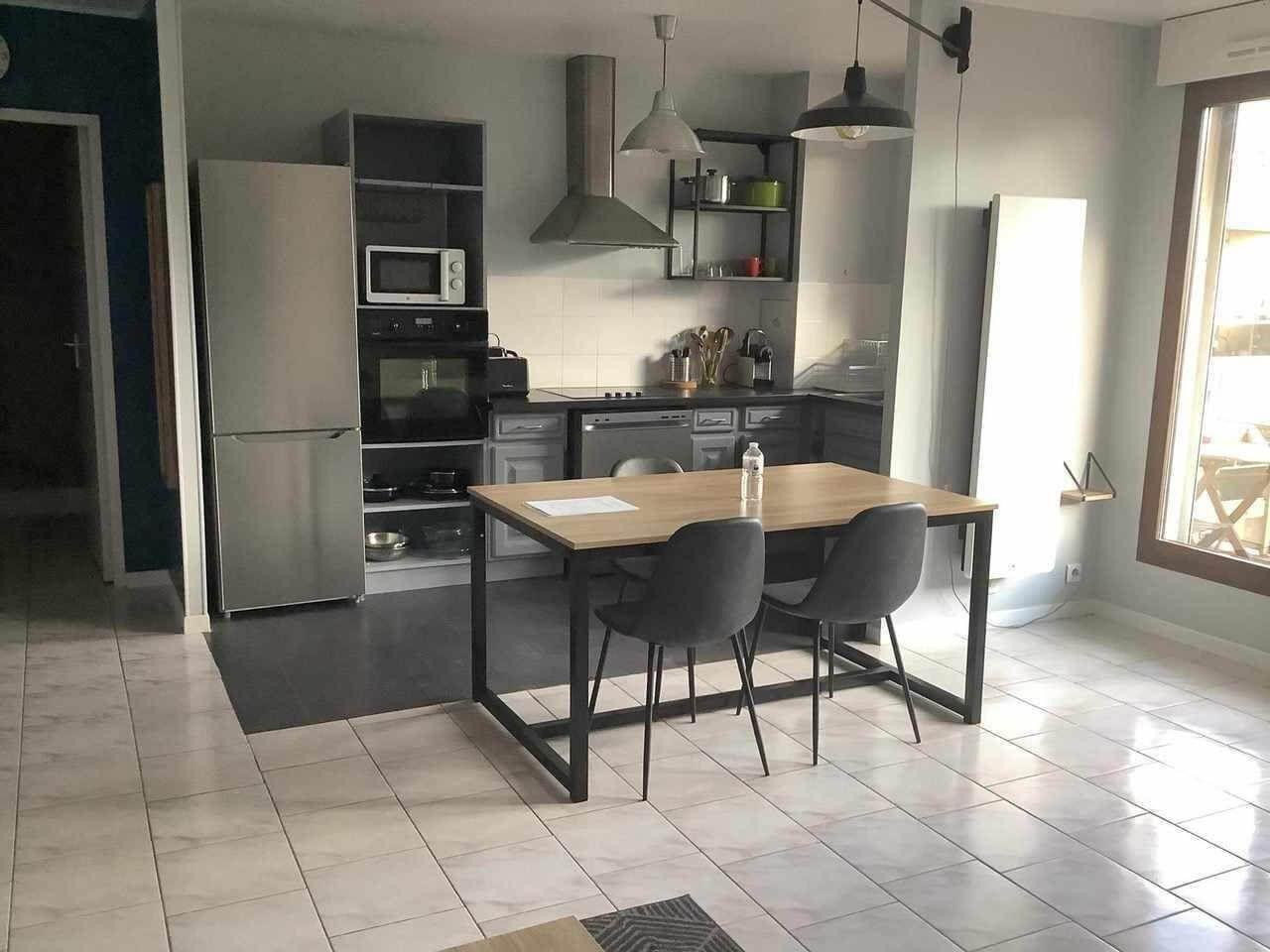 
                                                Colocation
                                                 1 Chambre dispo dans une coloc meublée de 3 pièces