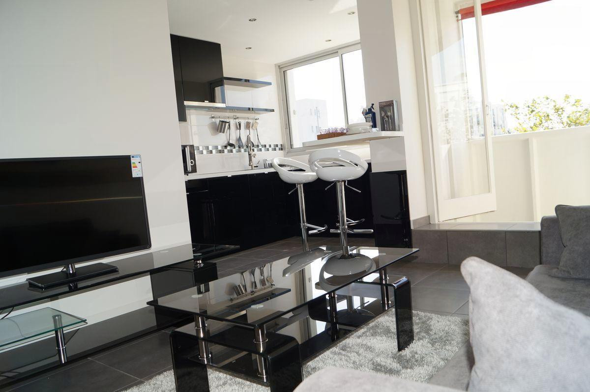 
                                                Colocation
                                                 1 Chambre disponible dans belle coloc 64m²