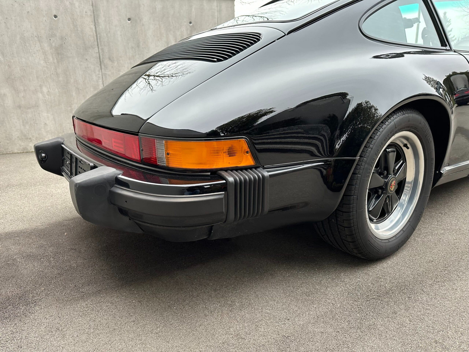 
                                                Voiture
                                                 1984 Porsche 911 Carrera 3.2