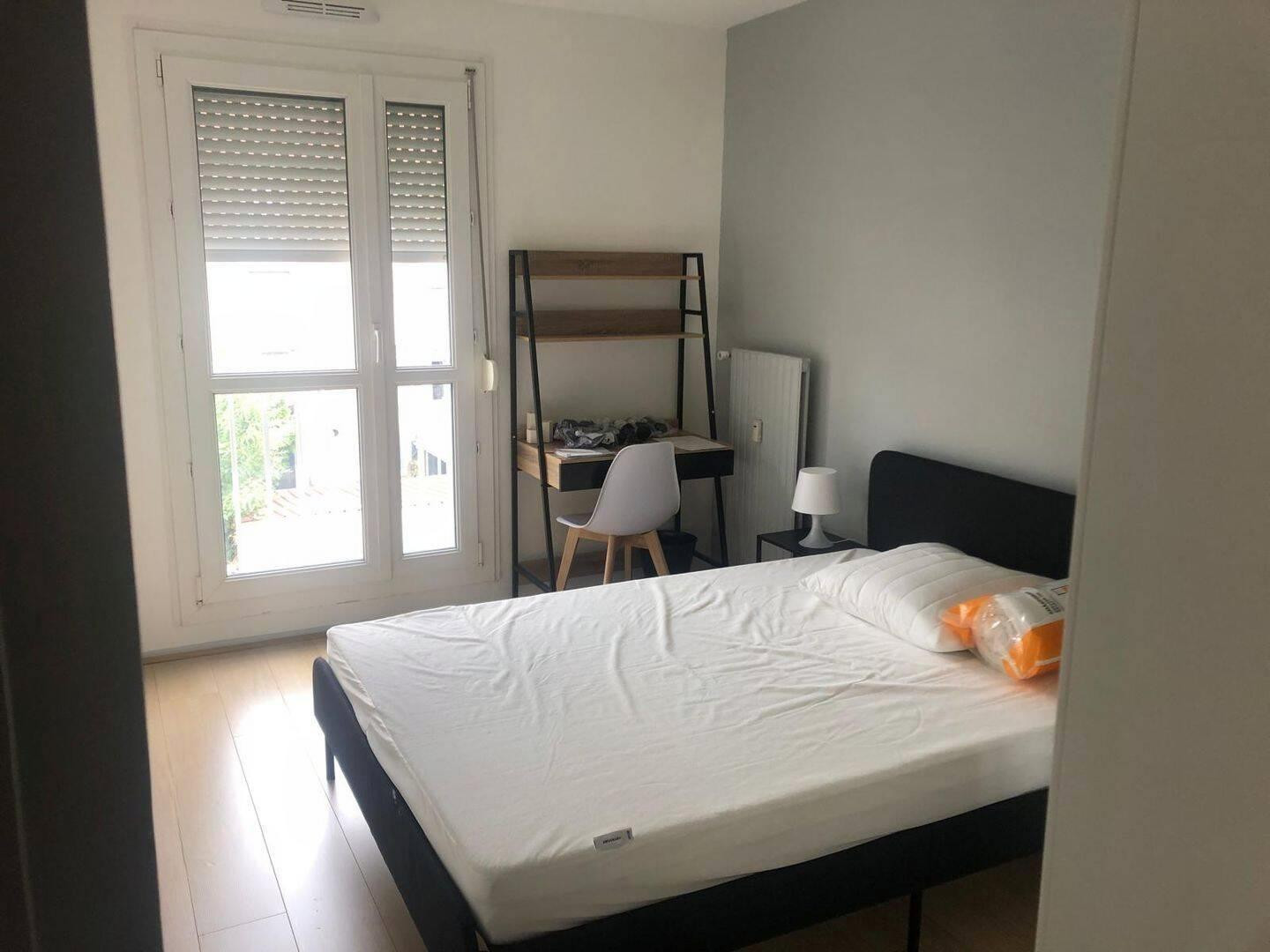 
                                                Colocation
                                                 2 chambres dispos dans grande colocation étudiants