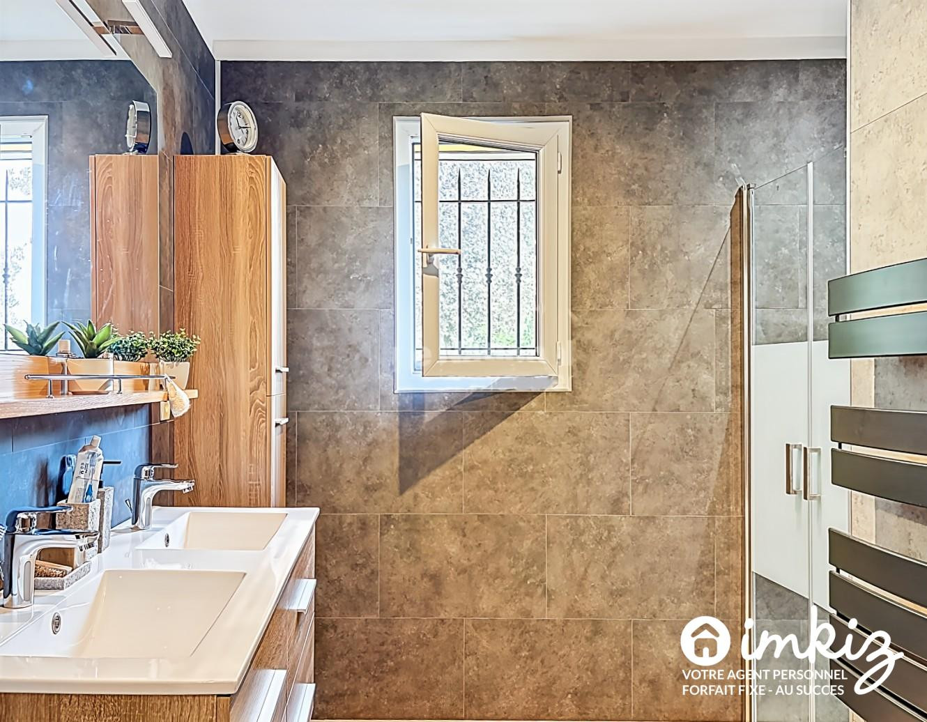 
                                                Vente
                                                 2 Maisons de plain pied de 9 et  4 pièces piscine