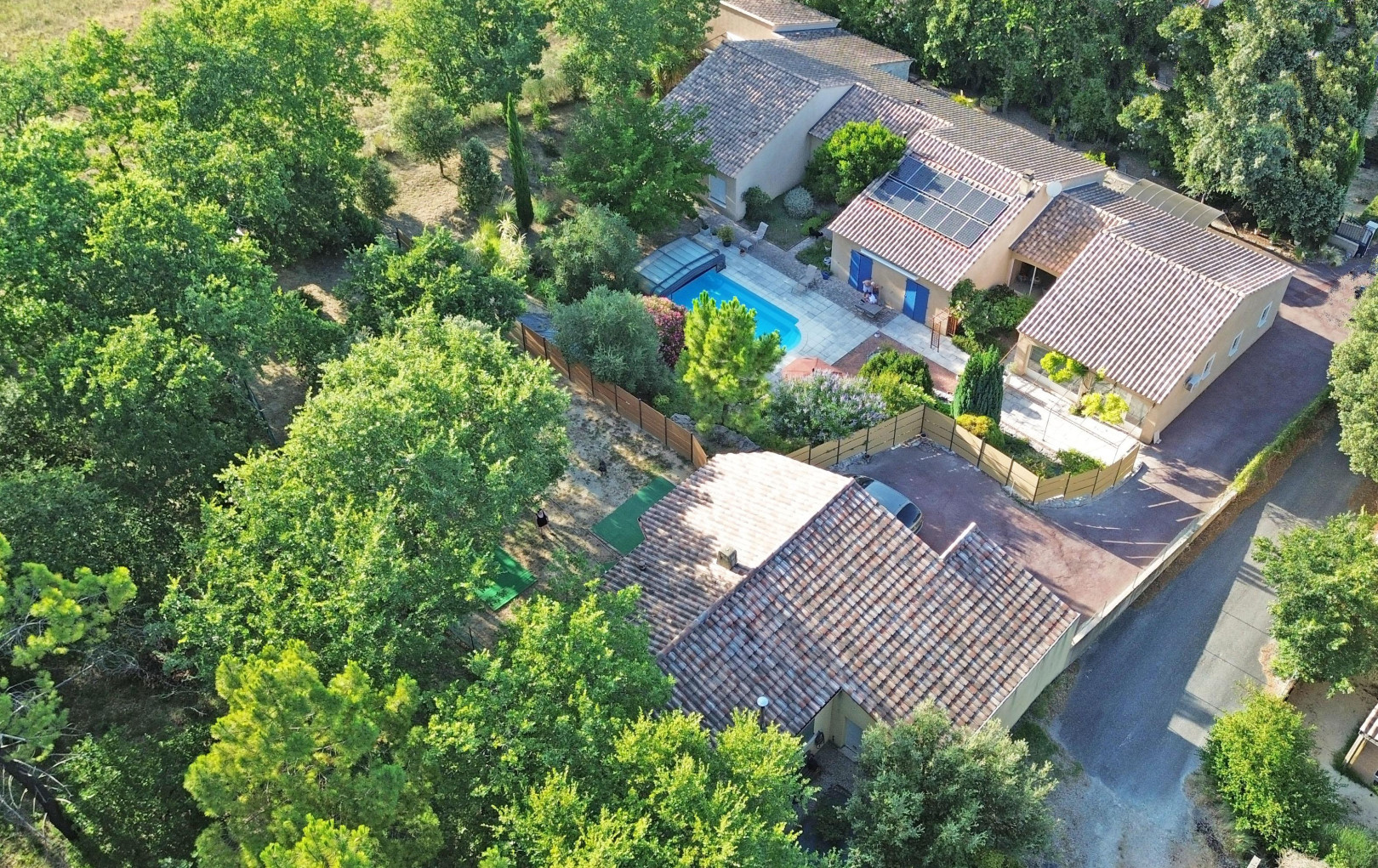 
                                                Vente
                                                 2 Maisons de plain pied de 9 et  4 pièces piscine