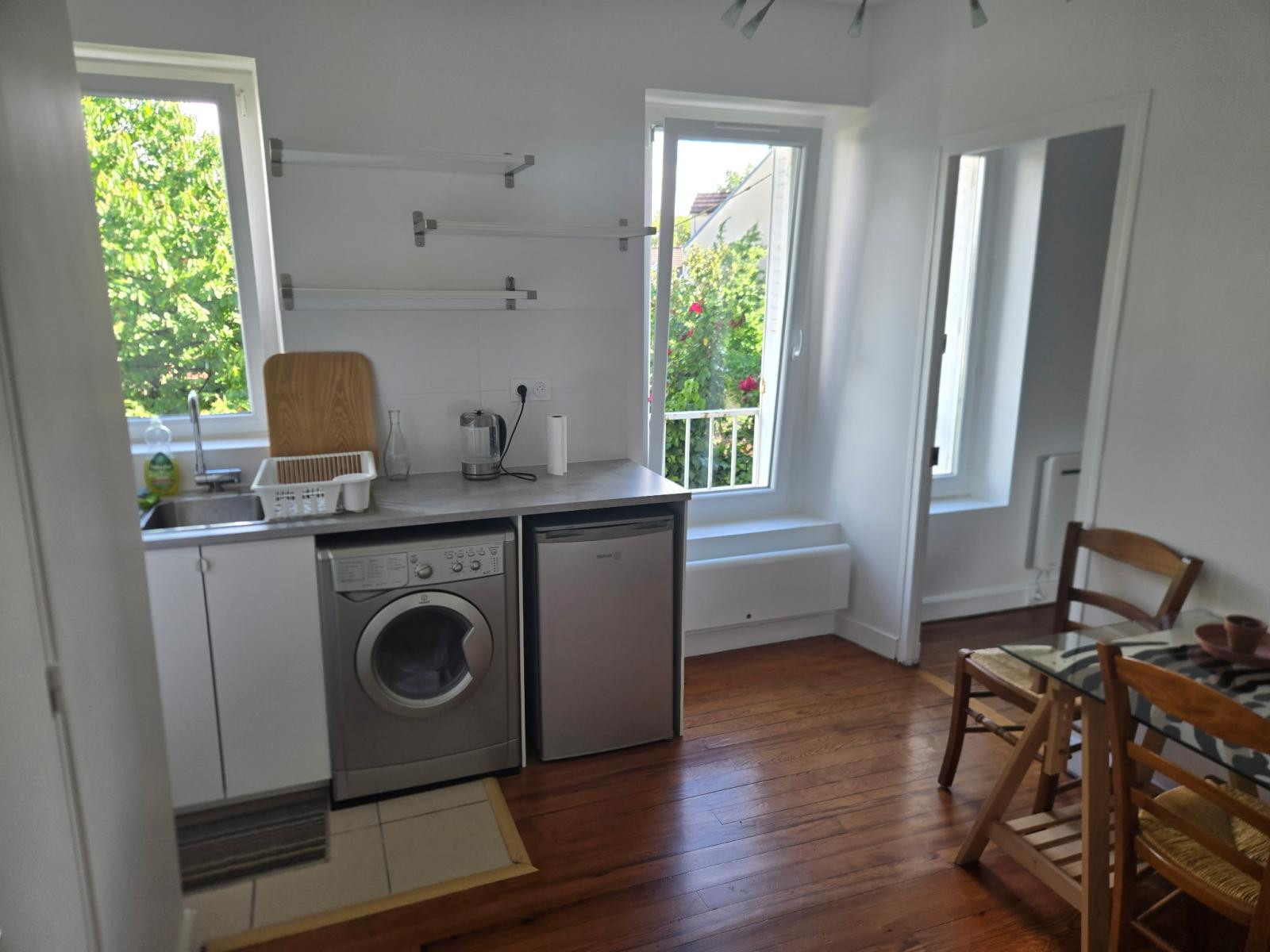 
                                                Location
                                                 2 pièces 25,7m2 proche Clamart Gare 1er ét.