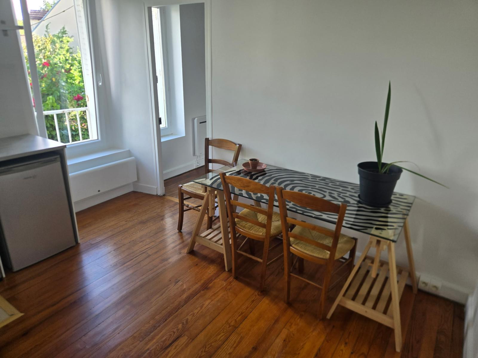 
                                                Location
                                                 2 pièces 25,7m2 proche Clamart Gare 1er ét.