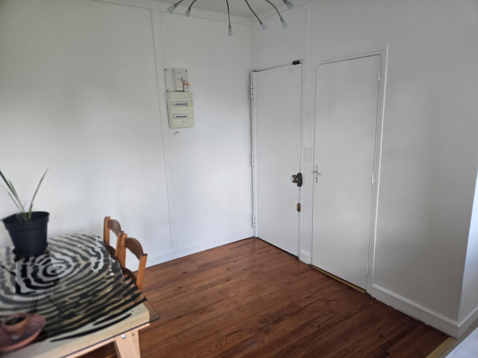 
                                                Location
                                                 2 pièces 25,7m2 proche Clamart Gare 1er ét.