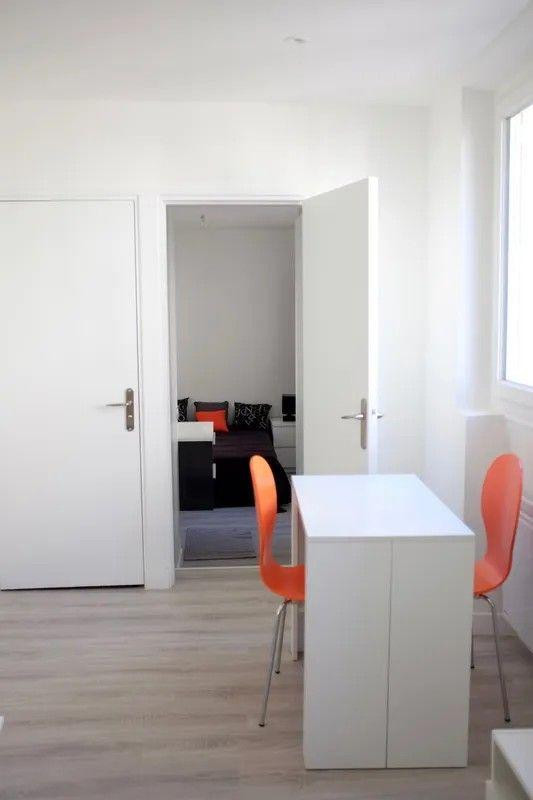 
                                                Location
                                                 2 pièces 30m² meublé refait à neuf Rueil centre