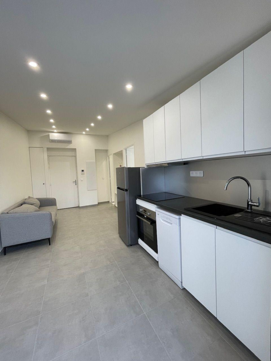 
                                                Location
                                                 2 pièces avec balcon sur courau calme