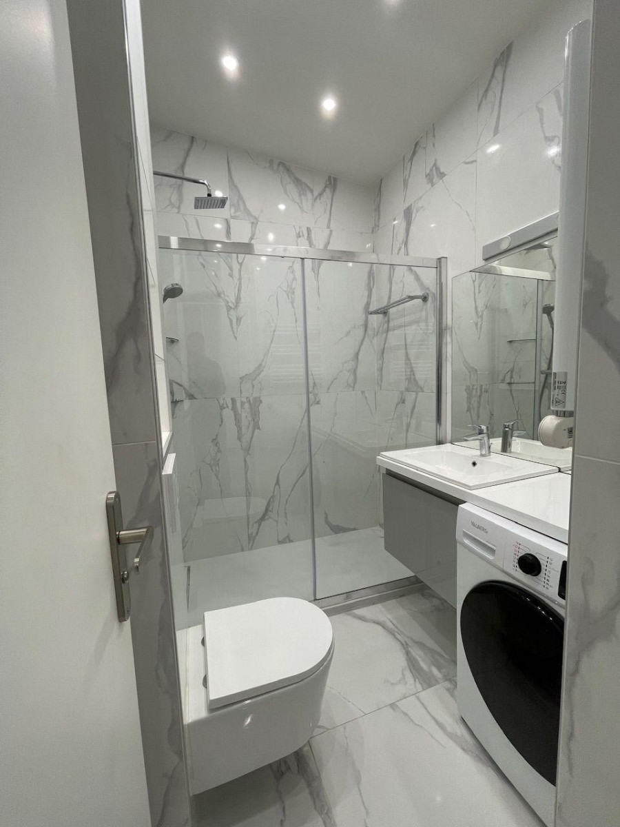 
                                                Location
                                                 2 pièces avec balcon sur courau calme