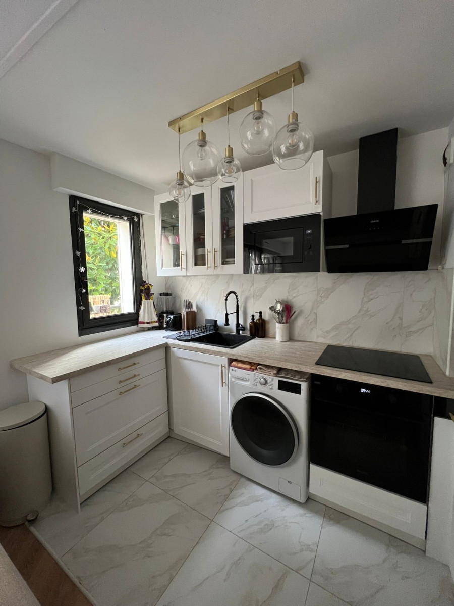 
                                                Location
                                                 2 pièces balcon