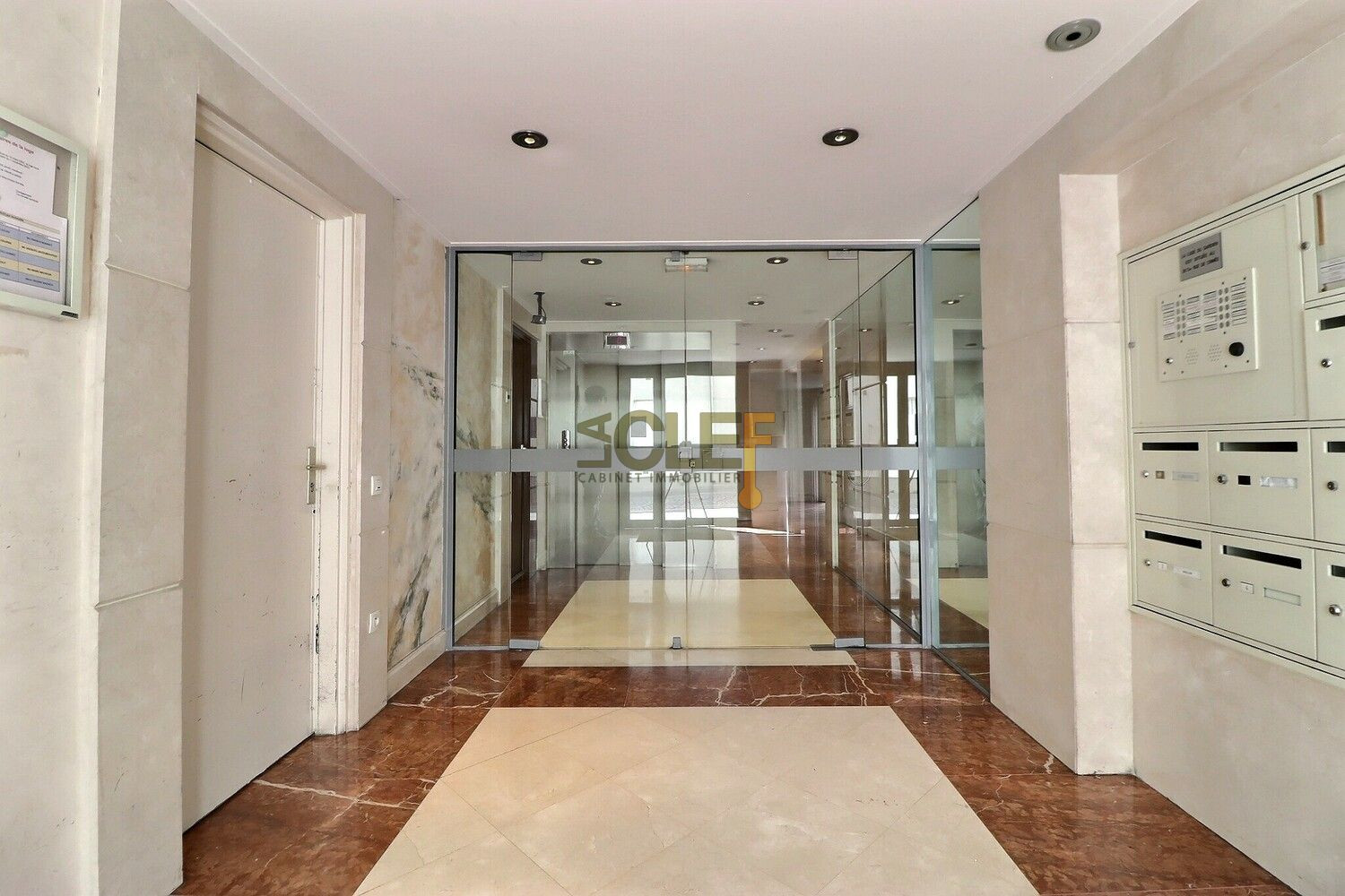 
                                                Vente
                                                 2 pièces - Buttes Chaumont - 47m² - terrasse