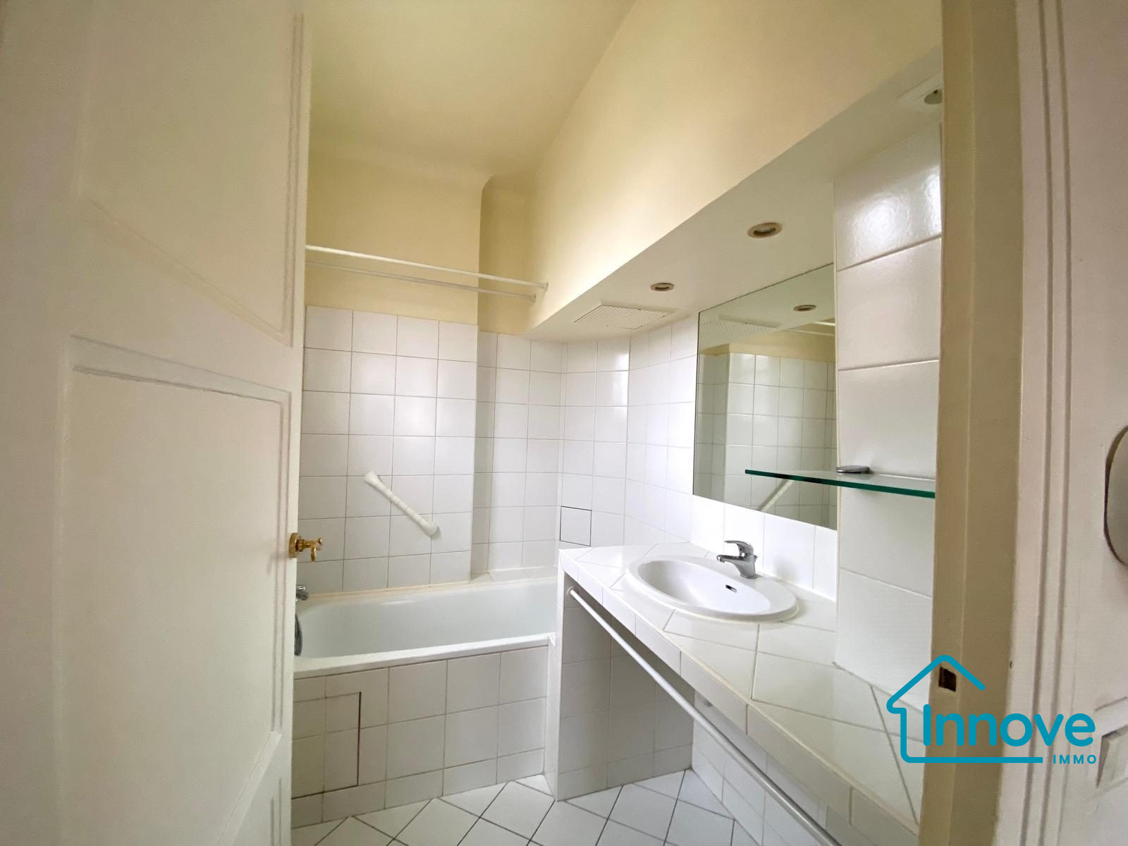 
                                                Vente
                                                 2 Pièces charme· 50 m².· Paris 75017 · Batignolles