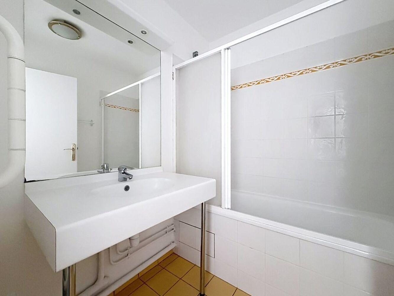 
                                                Location
                                                 2 Pièces de 48m² + terrasse et parking
