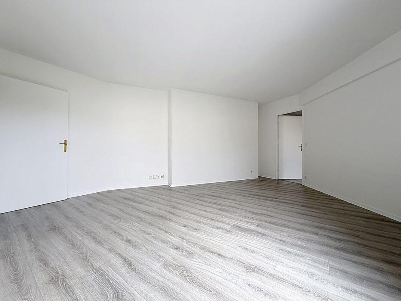 
                                                Location
                                                 2 Pièces de 48m² + terrasse et parking