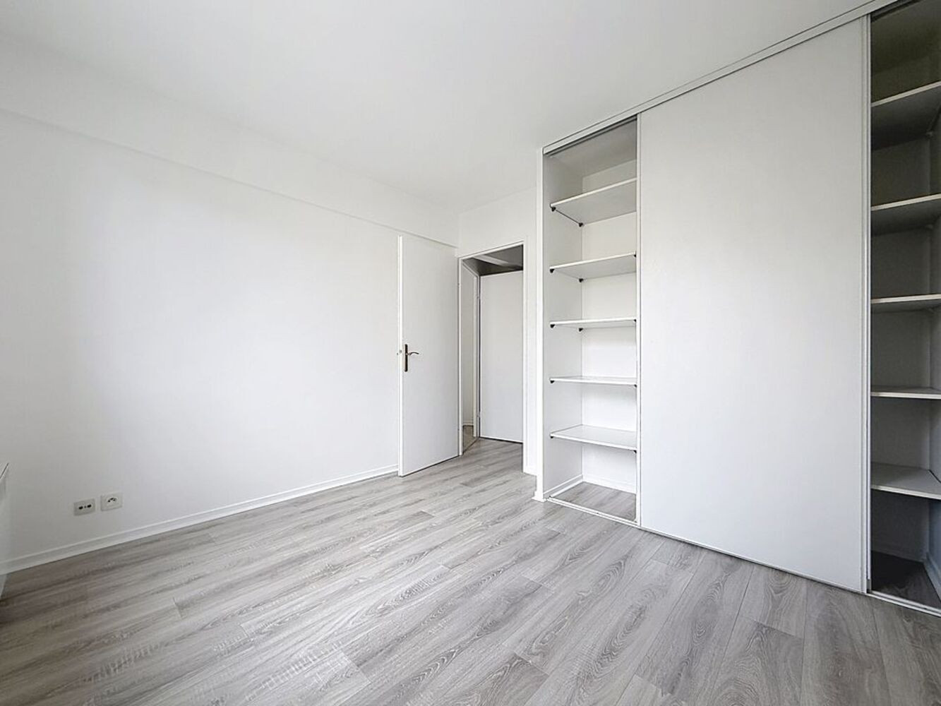 
                                                Location
                                                 2 Pièces de 48m² + terrasse et parking