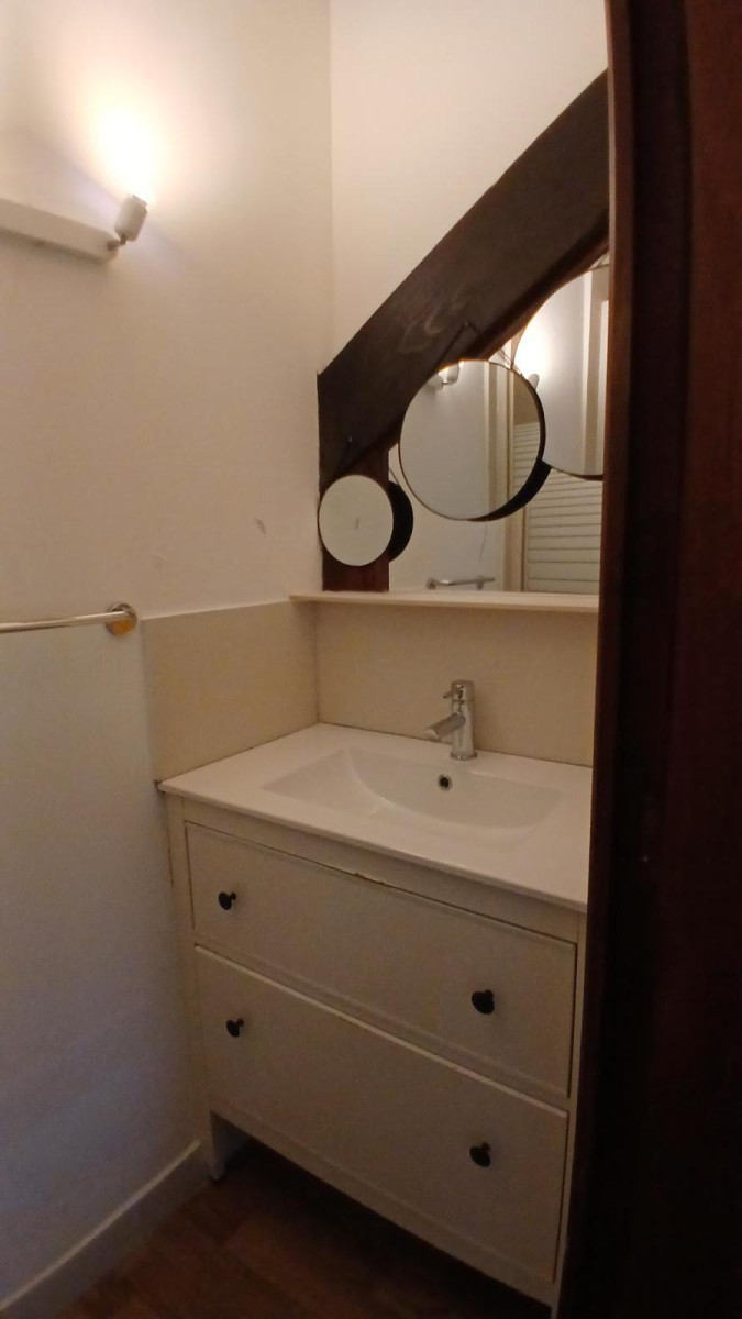 
                                                Location
                                                 2 pièces meublé et climatisé avec terrasse privée.