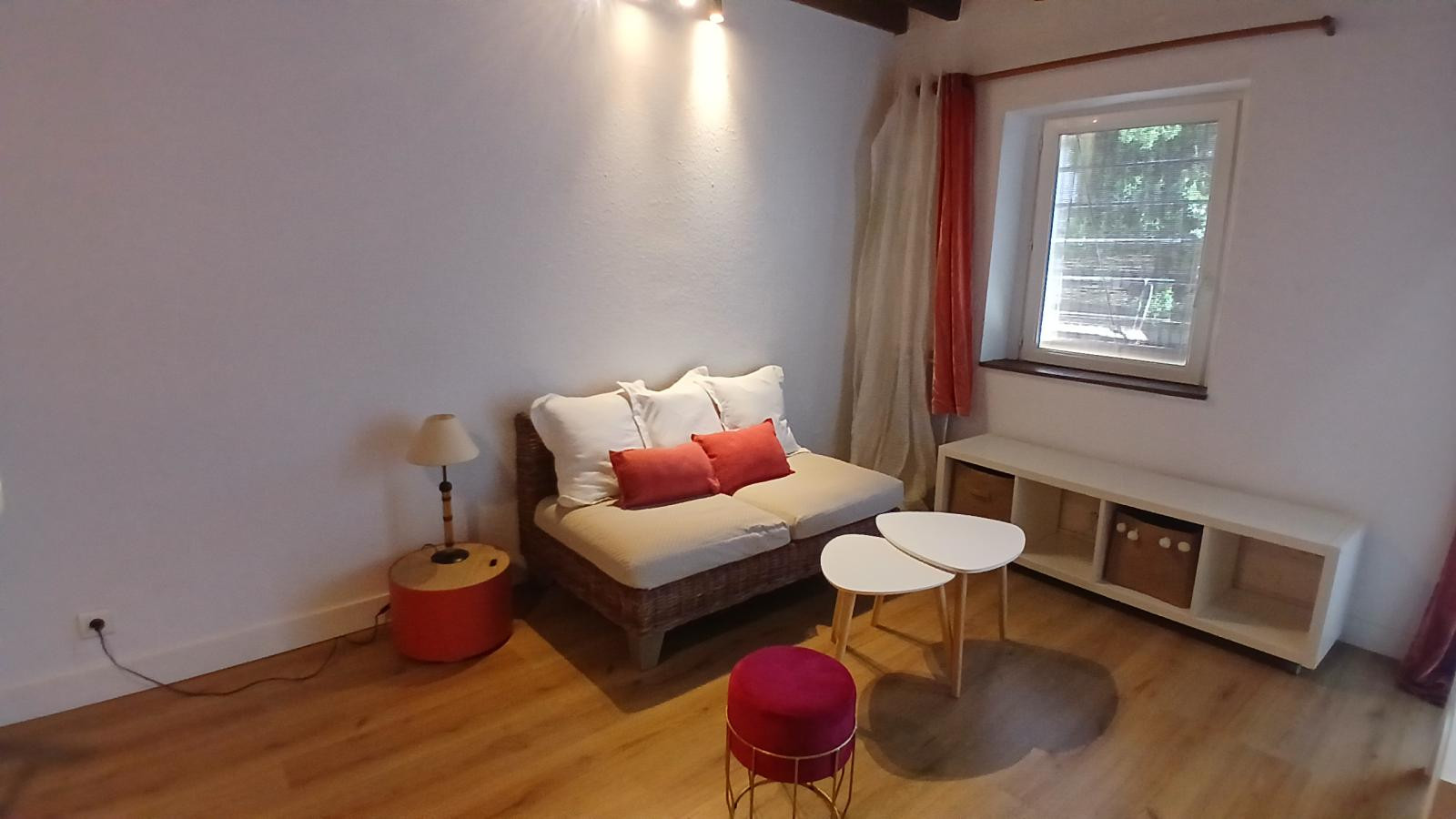 
                                                Location
                                                 2 pièces meublé et climatisé avec terrasse privée.