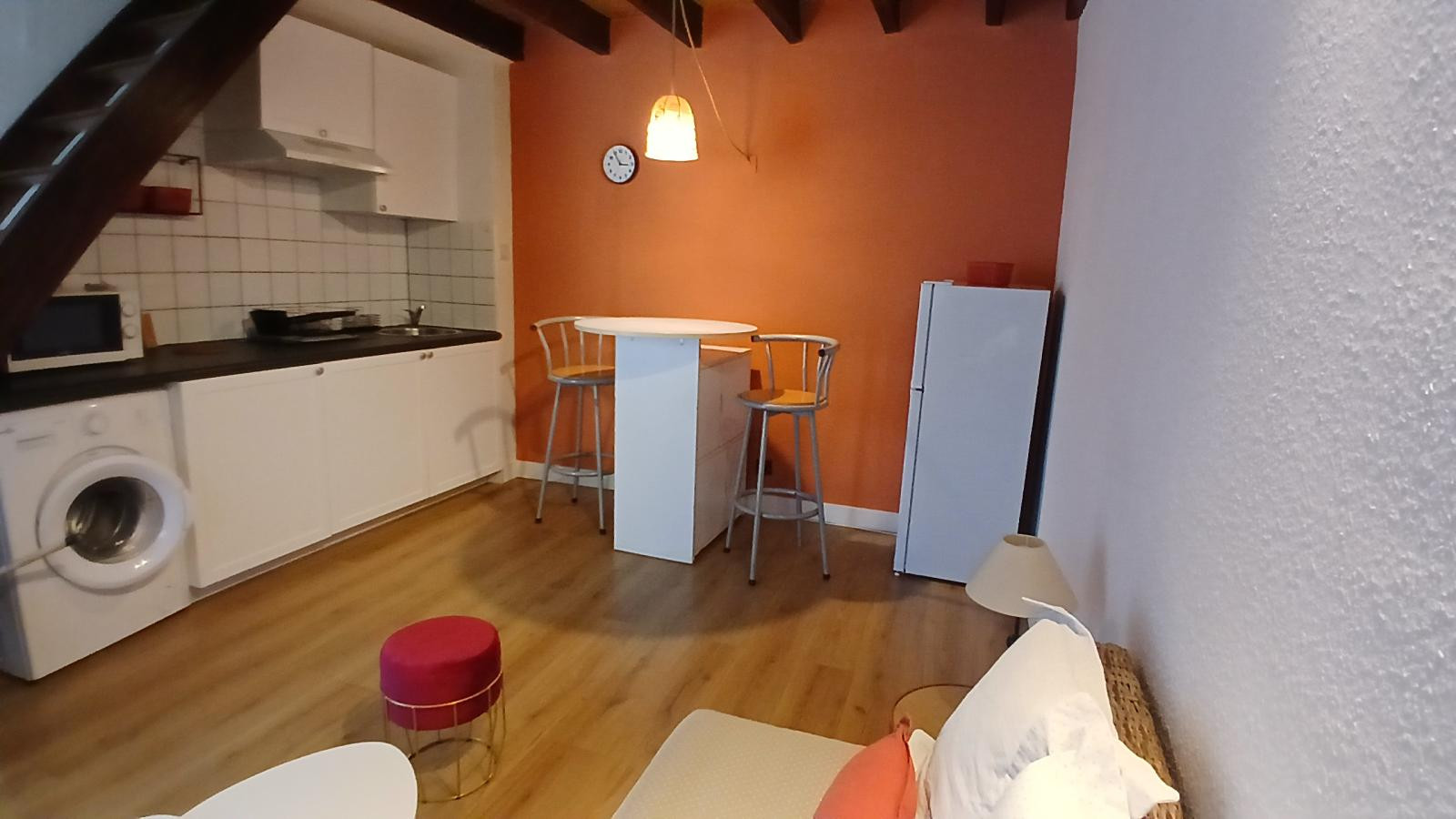 
                                                Location
                                                 2 pièces meublé et climatisé avec terrasse privée.