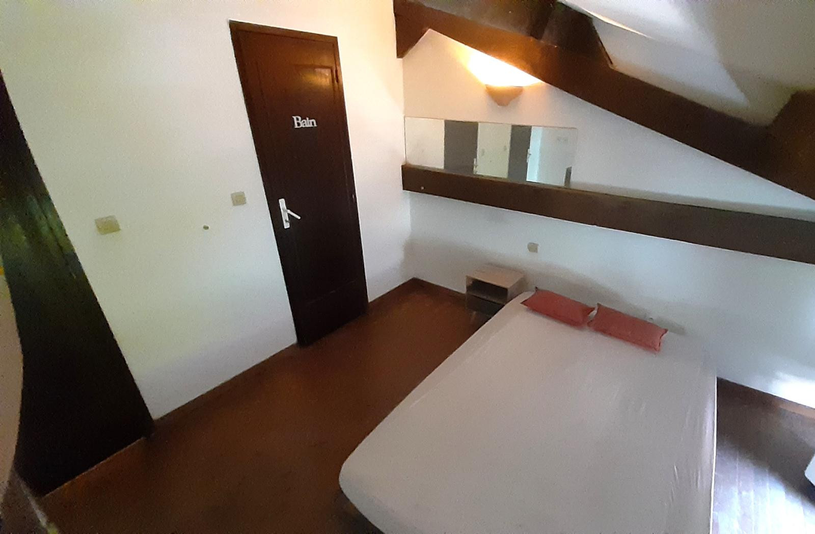 
                                                Location
                                                 2 pièces meublé et climatisé avec terrasse privée.