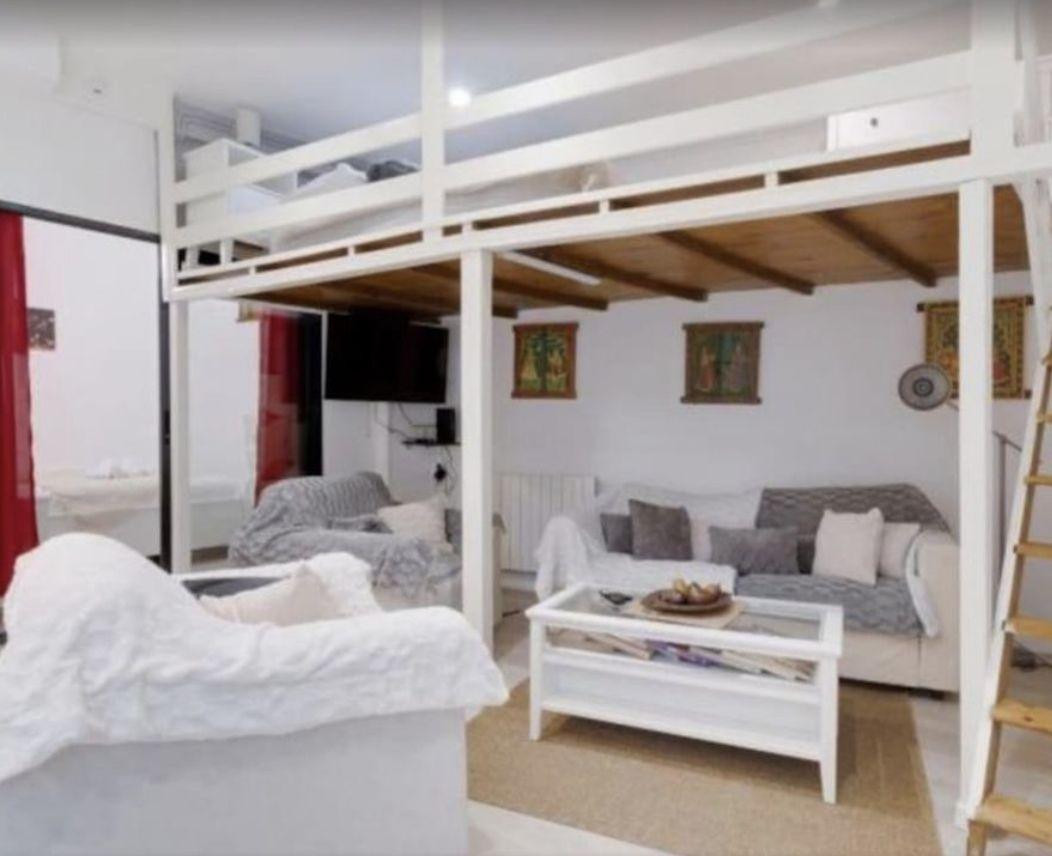 
                                                Location
                                                 2 pièces meublé Paris 18è