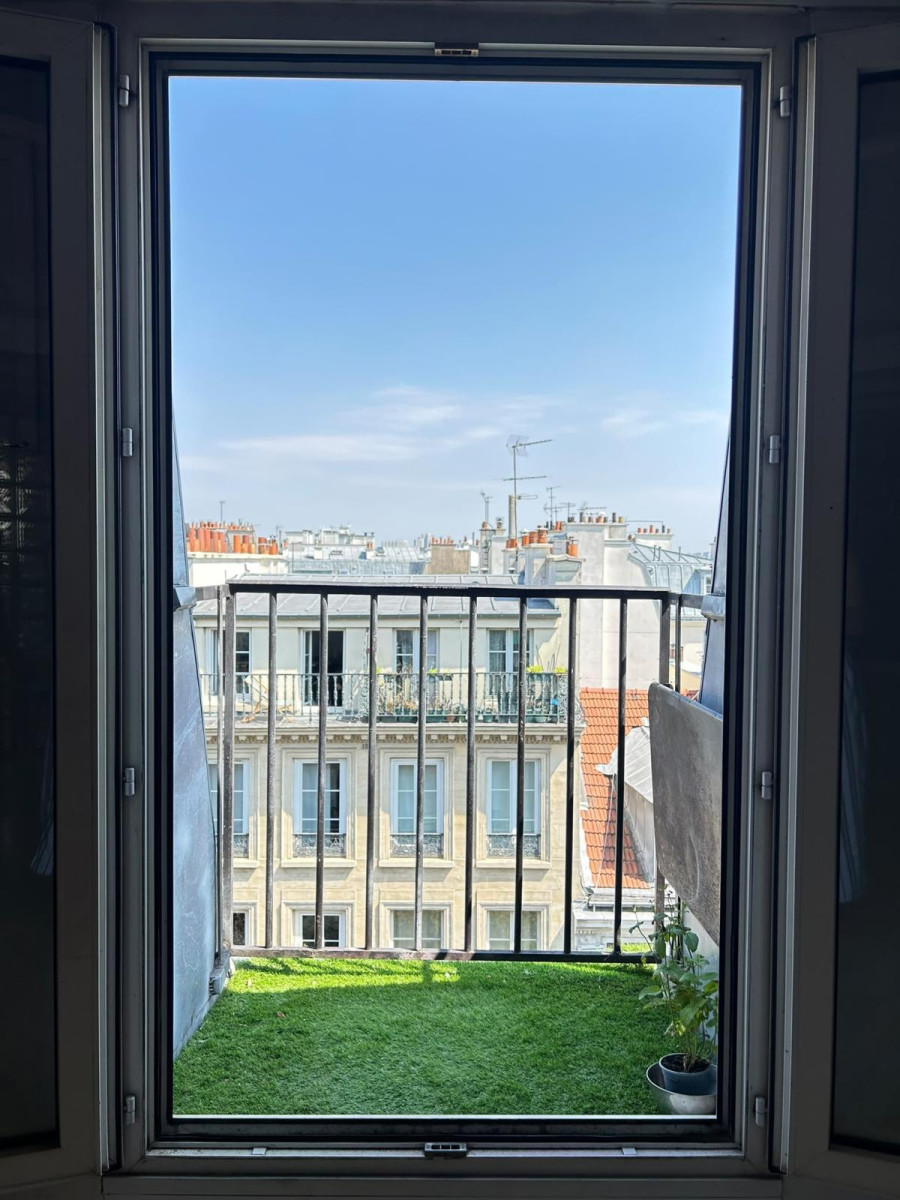 
                                                Location
                                                 2 pièces quartier Montmartre dernier étage