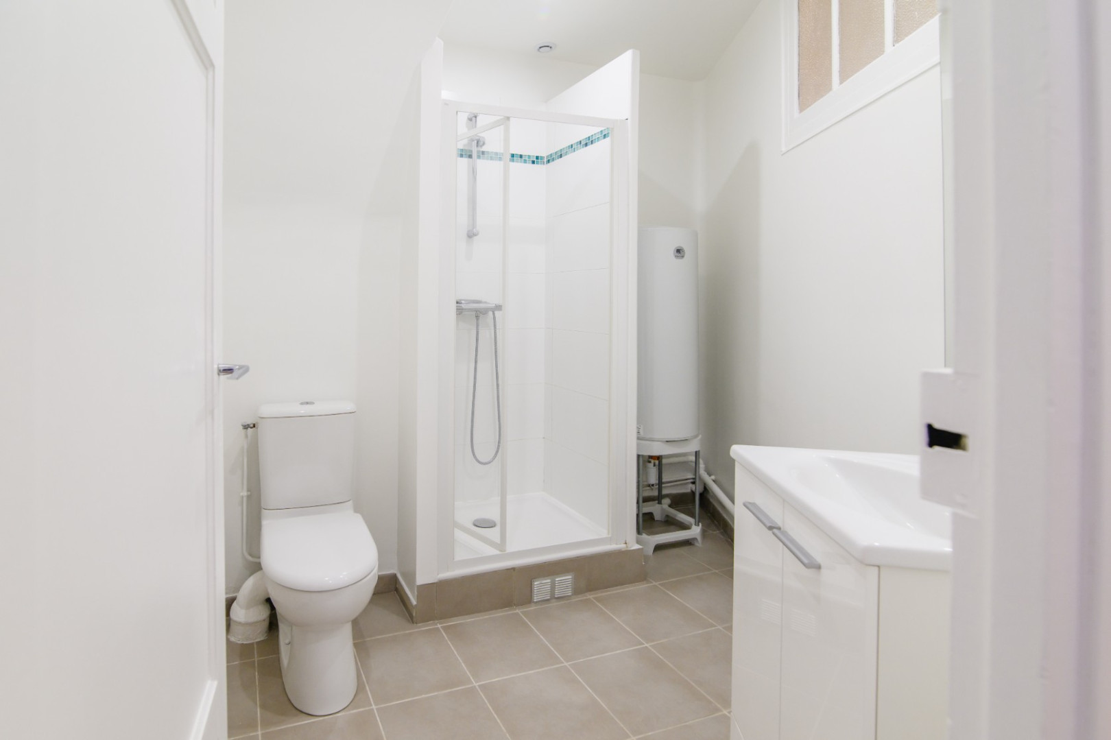 
                                                Vente
                                                 2 PIECES SUR COUR