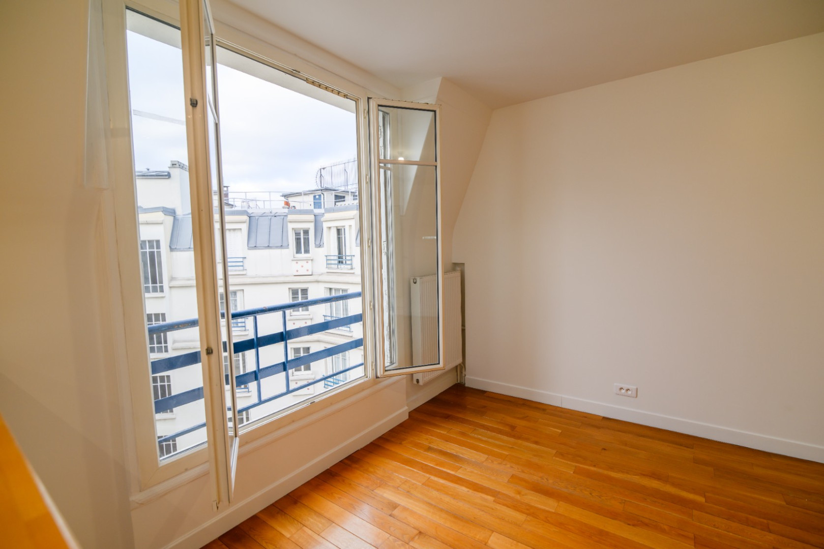 
                                                Vente
                                                 2 PIECES SUR COUR