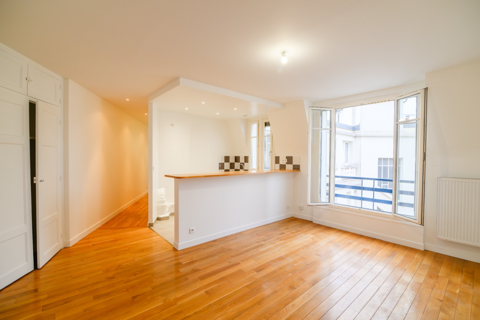 
                                                Vente
                                                 2 PIECES SUR COUR