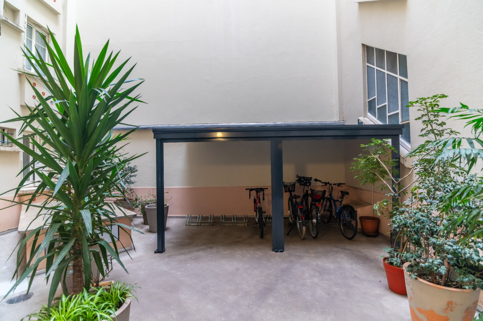 
                                                Vente
                                                 GRAND STUDIO SUR COUR