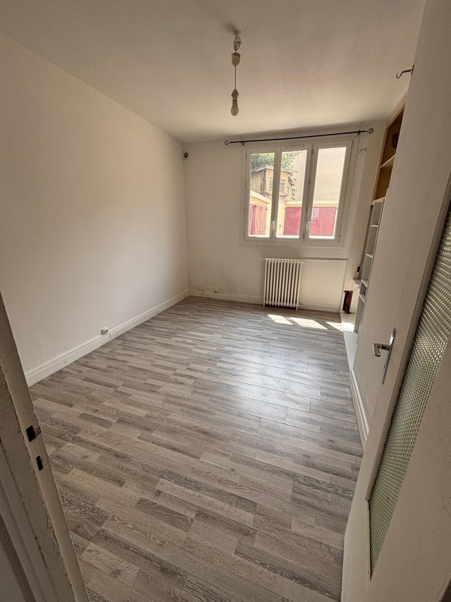 
                                                Vente
                                                 2 pièces traversant