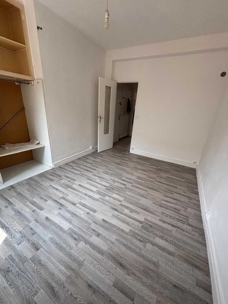 
                                                Vente
                                                 2 pièces traversant