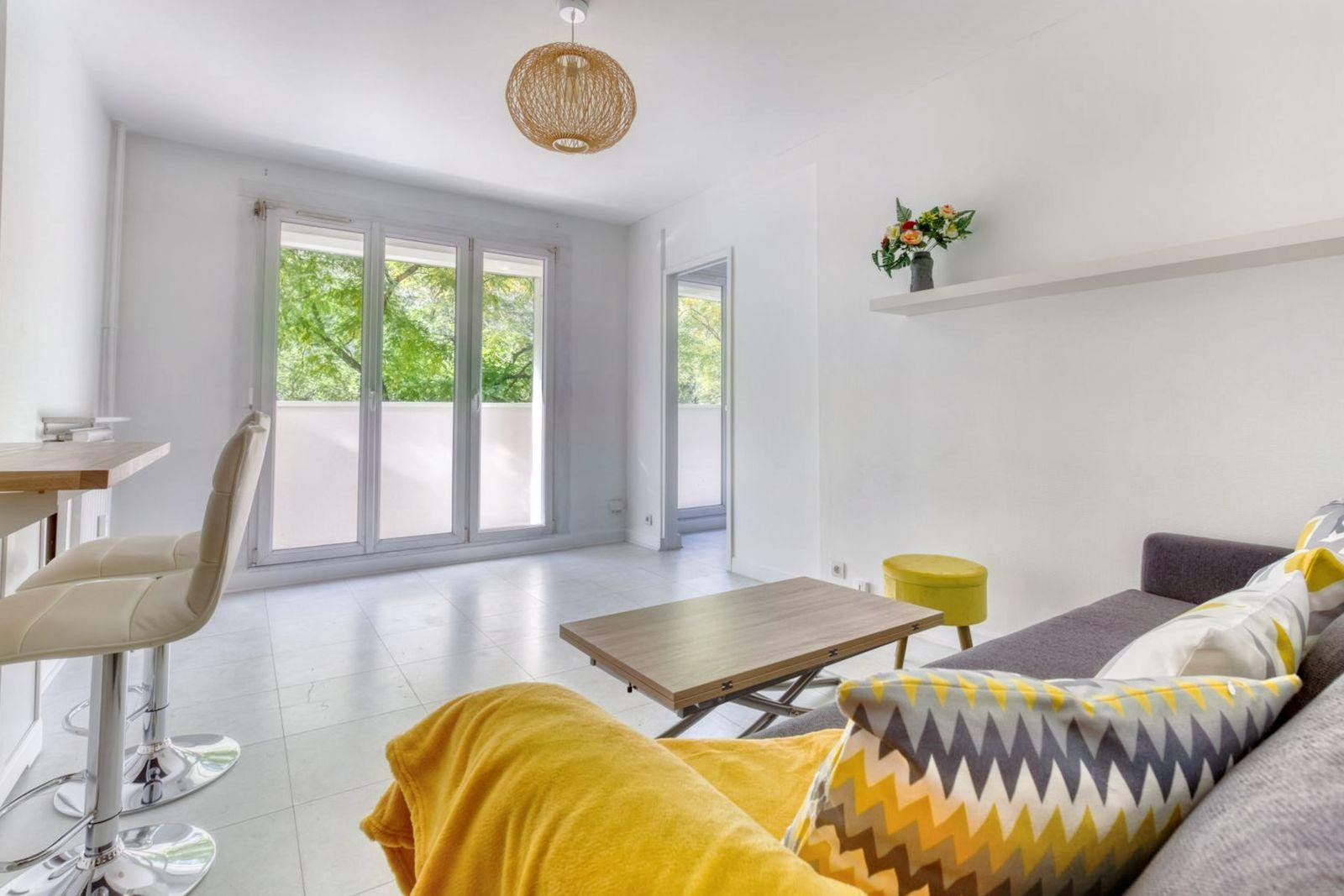 
                                                Location
                                                 2 pièces très lumineux et fonctionnel avec balcon