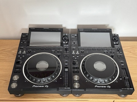 
                                                Instrument de musique
                                                 2 platines DJ Pioneer CDJ 3000 - Excellent état